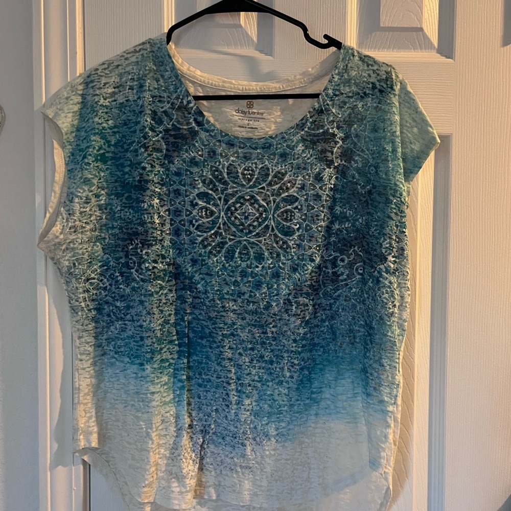 Daisy Fuentes Blue and White Patterned Blouse
